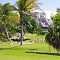 Entre les arbres, on apperçois les ruines Maya