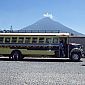 Bus du Guatemala avec en fond le volcan d'Antigua