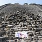 Le drapeau de notre développeur Olivier sur une pyramide Maya !