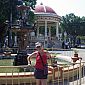 Sonia sur la place centrale de Granada, jolie petite place !