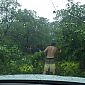 En plein dans un orage, les gars doivent descendre de la voiture pour  couper un arbre afin de dégager la route !
