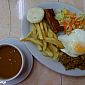 Plat composé de viande, de frites, d'un oeuf, d'une banane plantin mûre, de riz, haricots rouges, couenne et salade. Un plat bien complet qui tient bien au ventre !