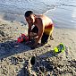 Il s'amuse bien sur la plage ce grand enfant !!! ;)
