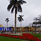 Place centrale de Trujillo entourée de bâtiments coloniaux colorés.