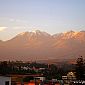 Paysage d'Arequipa avec des sommets enneigés