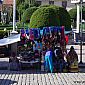 Exemple des stands en Bolivie avec deux petites dames en vêtements traditionnels qui brodent en attendant les clients !