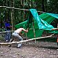 A peine arrivés, les hommes mettent en place le campement pour y passer 2 nuits...