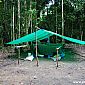 Voici donc notre campement où nous dormons dans nos duvets, sur des pares-soleil de camion entourés de moustiquaires ! ;)