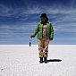 Séance photos sur le Salar d'Uyuni, avec Ely notre guide !