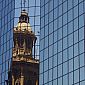 Reflet de la cathédrale dans une tour