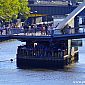 Voici un bar construit au pied d'un pont, impressionnant !