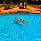 Après la recherche de travail, c'est détente dans la piscine !