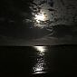 Après la fête, place aux feux d'artifices sur la plage.... (enfin là, il n'y a que la lune au-dessus de la mer)